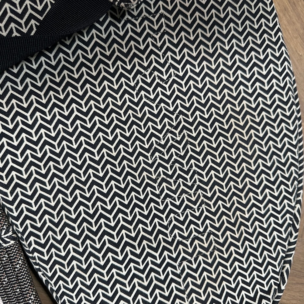 KAVU Rope Bag Black White Chevron Geometric Sling Backpack Canvas Crossbody - Picture 4 of 7